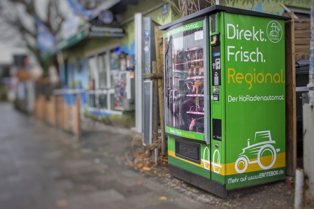Support your local Landwirt*in! Frische Lebensmittel aus der Region gibts seit kurzem in der #Erntebox auf dem Giesinger Grünspitz. Die Hersteller aus dem Umland verdienen durch diesen Direktverkauf besser. #München  erntebox.de