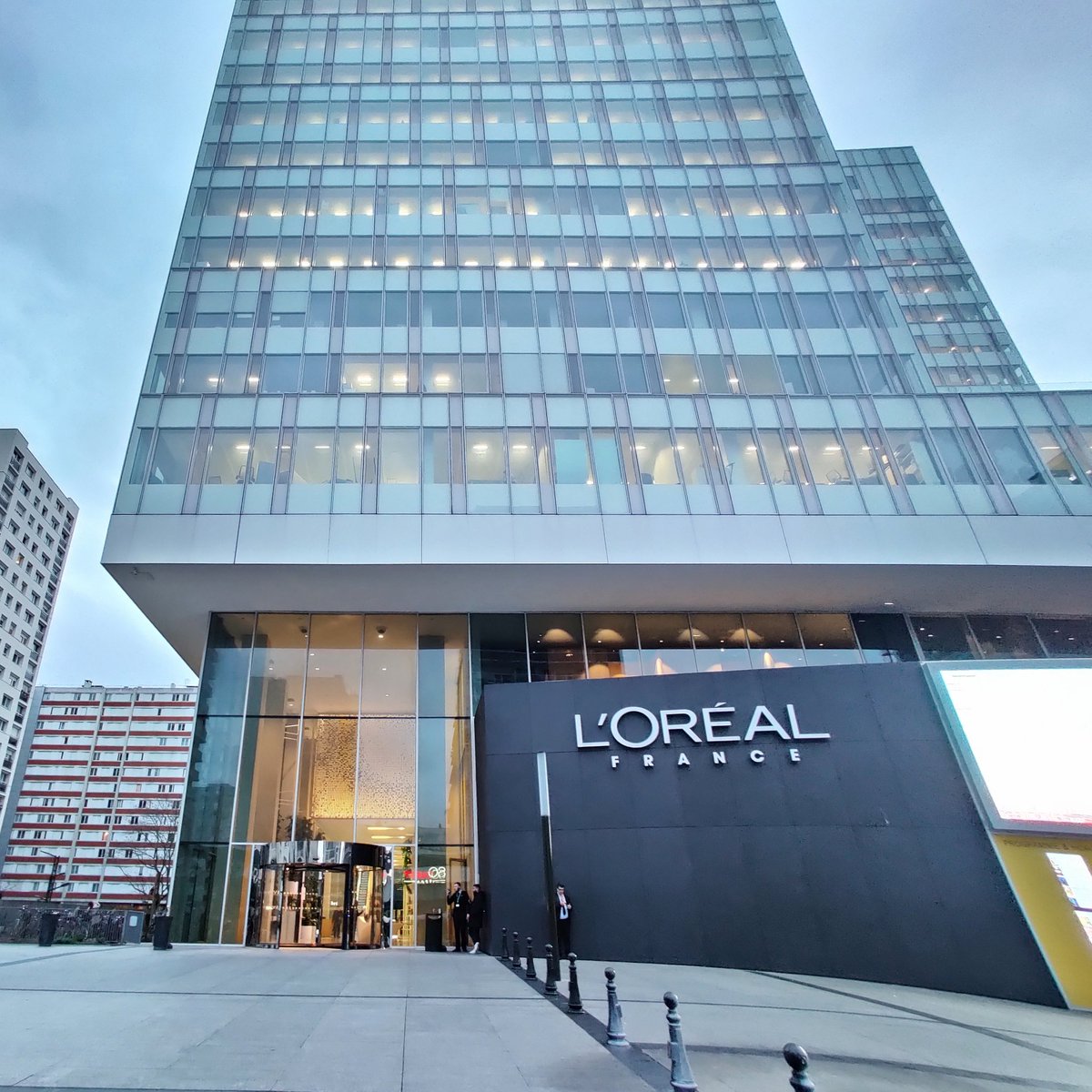 DauphineDRC's tweet photo. [AFTERWORK x L'ORÉAL]
Les étudiants du #MasterDRC ont eu la chance d'être invités au #siège français du #leader mondial de la beauté ! Merci à l'équipe de RH de @Loreal et aux collaborateurs, qui sont venus témoigner, pour ce moment d'#échanges et de #partage ! https://t.co/Iwbdqp9np4