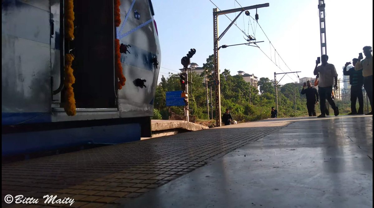 bengalurutrains's tweet image. ಹುಡ್ಗೀರ್ ಕಾಣಿಸಂಗ್  ಕಿಂಡಿ ಇಟ್ಕೊಂಡ್

ಟ್ರೈನ್ ಮ್ಯಾಕೆ  Pantograph ಸಿಕ್ಸ್ಕೊಂಡ್

ನವಿಲ್ ನುಲ್ದಂಗ್ ನುಲೀತಿದ್ರೆ ಗಂಡೈಕ್ಳು ಬಿಟ್ಟಾವ.... ಬಿಟ್ಟಾವ....

ನೋಡಕ್ ರೈಲು ಚೆನ್ನಾಗದೆ  ACಗೀಸಿ ಜೋರಾಗದೆ.. ಗಂಡೆತ್ತೋಳಿಗೆ ಗೊತ್ತೀತು ಸುಮ್ನಾದ್ಲು ಕಣವ್ವ.....

Lyrics: ನಮ್ದೆಯ
@KARailway 
#RailFans #ACLocal #Thane