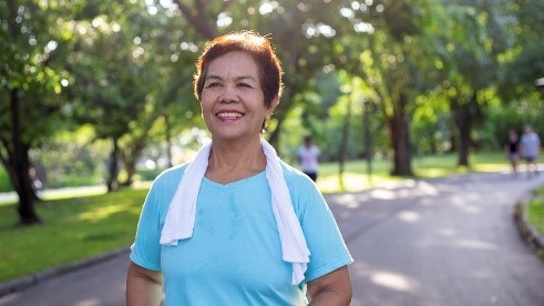 Imagen: Una mujer caminando en un parque.