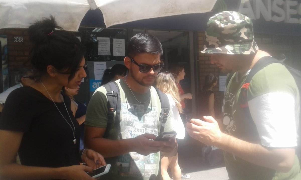 EncuentroMerlo's tweet photo. Estuvimos asesorando a vecinxs sobre la Tarjeta AlimentAR en la puerta del Anses de Merlo, en conjunto con lxs compañerxs de Militancia Popular y La Campora!
Difundir la información es fundamental, para que las políticas públicas lleguen a cada rincón del país
#ProgramaAlimentAR https://t.co/2wDZvFF2e0