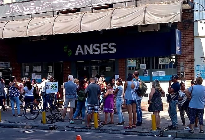 EncuentroMerlo's tweet photo. Estuvimos asesorando a vecinxs sobre la Tarjeta AlimentAR en la puerta del Anses de Merlo, en conjunto con lxs compañerxs de Militancia Popular y La Campora!
Difundir la información es fundamental, para que las políticas públicas lleguen a cada rincón del país
#ProgramaAlimentAR https://t.co/2wDZvFF2e0