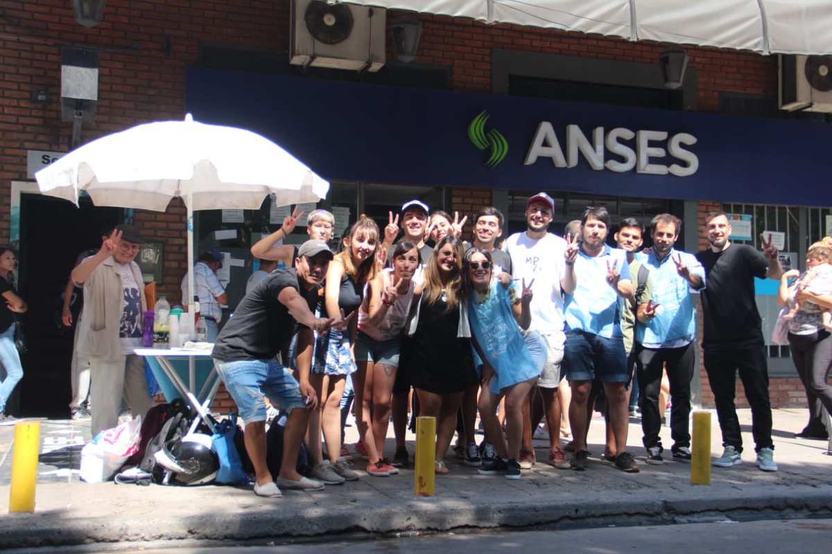 EncuentroMerlo's tweet photo. Estuvimos asesorando a vecinxs sobre la Tarjeta AlimentAR en la puerta del Anses de Merlo, en conjunto con lxs compañerxs de Militancia Popular y La Campora!
Difundir la información es fundamental, para que las políticas públicas lleguen a cada rincón del país
#ProgramaAlimentAR https://t.co/2wDZvFF2e0
