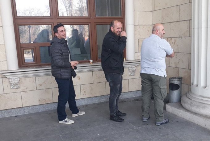 lapeshapemape's tweet photo. Конечно потврда дека е бесрамен селски лажоман.
Пуштаа муабети по кафани бе демек ВМРО биле вмешани во ладнокрвно убиство на деца. 
Каков болен ум човече. Болесник!
И денес дава изјава, се прави наудрен, овие ослободени до него пијат кафе, се кезат и прават сељфи... Гнасна слика. https://t.co/OgAvYw76KL