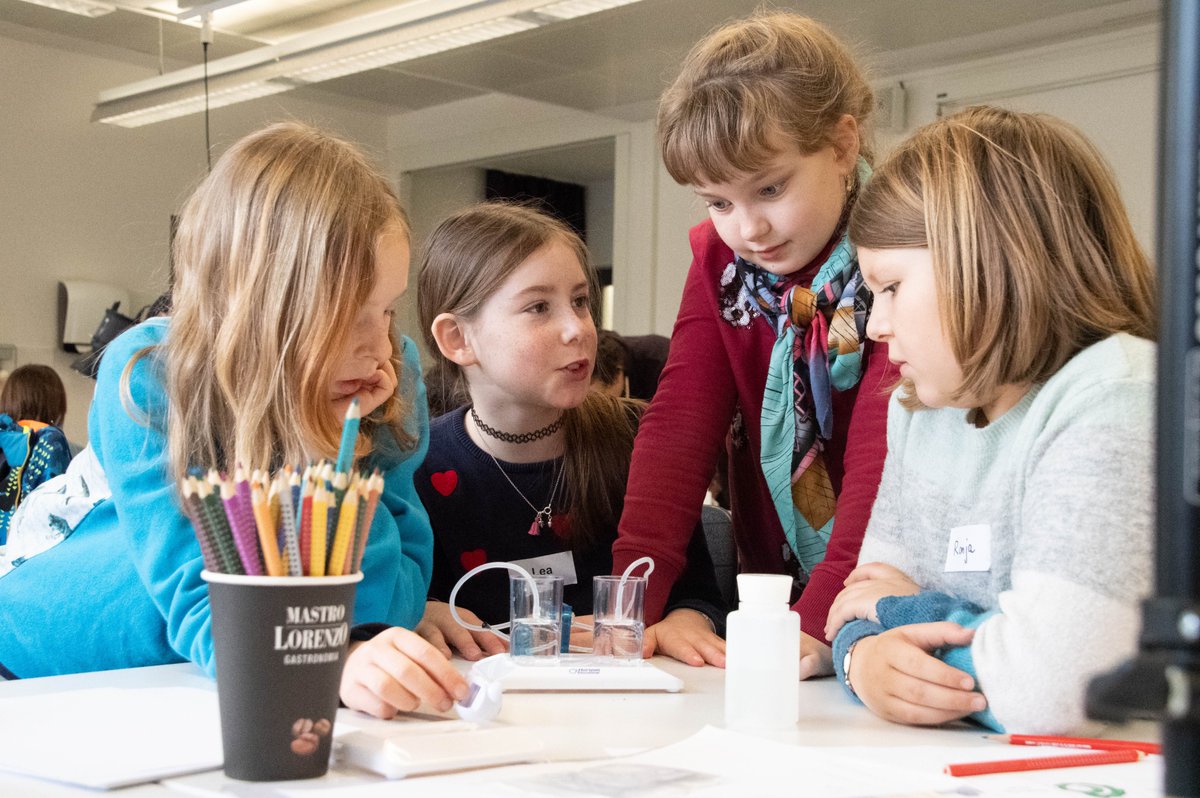 fch_go's tweet photo. The 4th graders of the local primary school had a great time exploring (hydrogen) energy at the #FCHgo kidslab of @ZHAW in Winterthur. See how the pupils powered a LED with a potatoe and produced their own #hydrogen in this photo story
https://t.co/Lth9smTJwE
#H2classrooms #STEM https://t.co/yNU02DgHUw