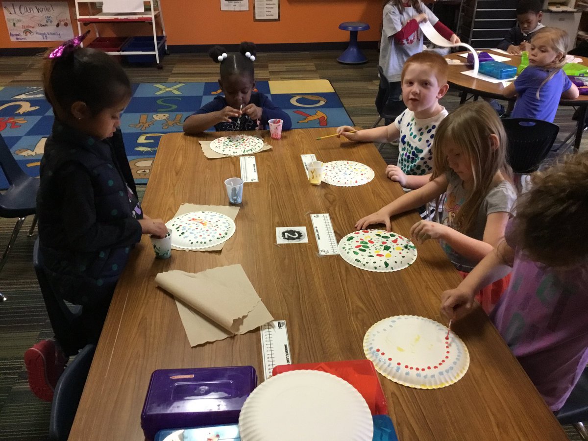 MrsSnodgrassCCE's tweet photo. We are loving the 100th day of school activities! #100dayssmarter @CastlemanCreek https://t.co/gQa91P2keF