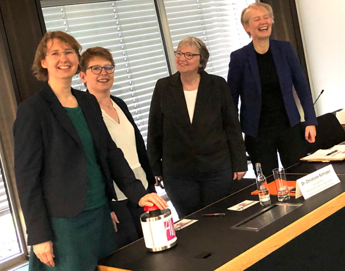 Vielfalt_RLP's tweet photo. #RLP-Familienstaatssekretärin Christiane Rohleder gab heute den Startschuss für die App #ALLIZE, die sich an #Alleinerziehende im #Westerwald richtet: Die App bereitet alle wichtigen Infos für Alleinerziehende auf und macht sie bequem von überall aus zugänglich. https://t.co/6ZbE21NPFw