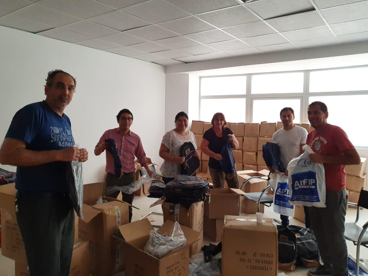 AefipM's tweet photo. Este año a lo largo y a lo ancho del país todos los hijos de nuestros afiliados recibirán, según su ciclo lectivo, los mismos útiles escolares. Estamos construyendo un gremio federal. https://t.co/AQUPbfKdLU