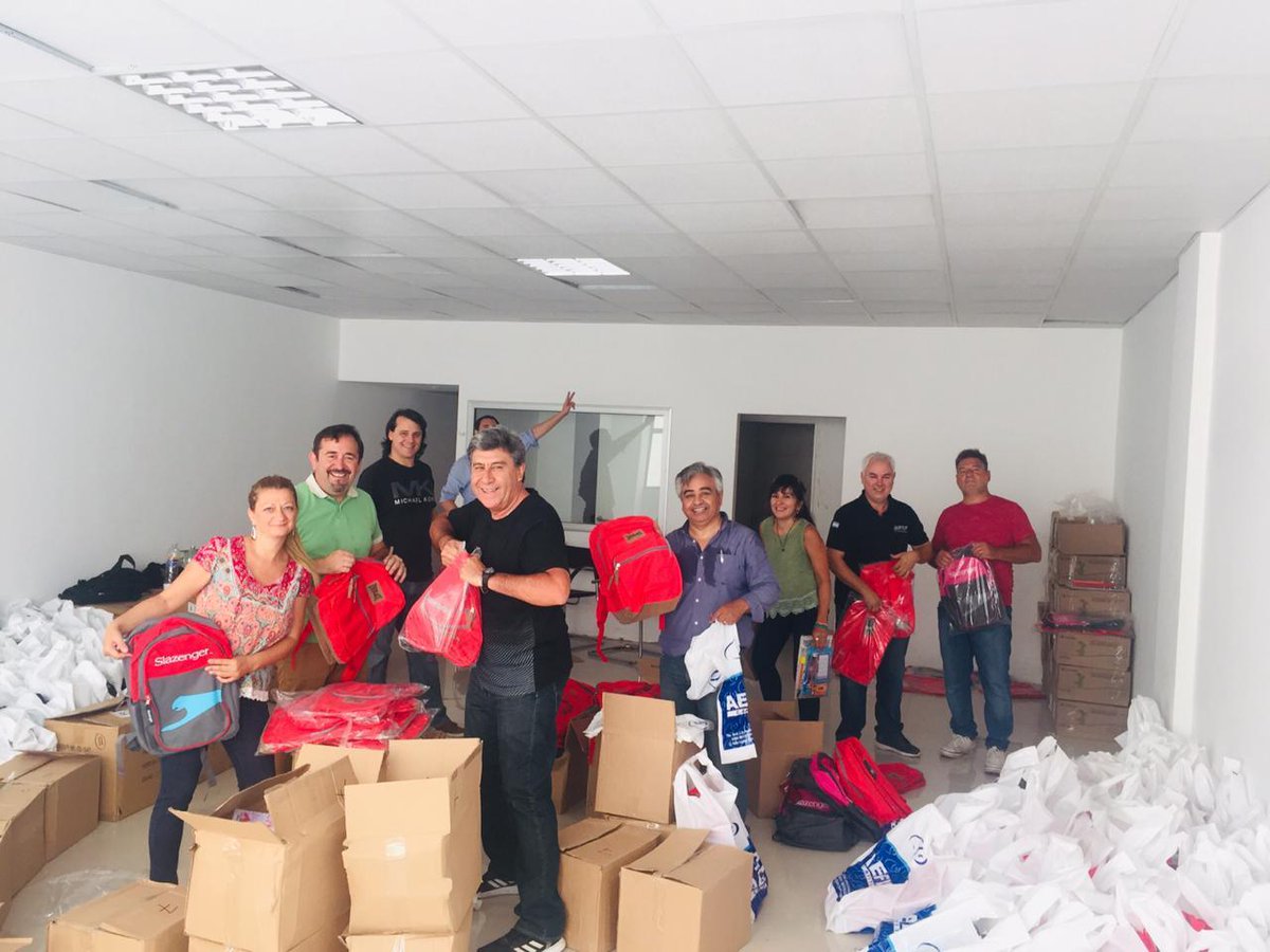 AefipM's tweet photo. Este año a lo largo y a lo ancho del país todos los hijos de nuestros afiliados recibirán, según su ciclo lectivo, los mismos útiles escolares. Estamos construyendo un gremio federal. https://t.co/AQUPbfKdLU