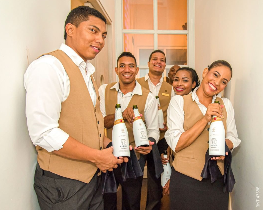 ¿Y qué hace especial a nuestro restaurante Biblioteka?⁠ No solo es su exquisito menú, también su maravilloso equipo⁠.
-⁠
So what makes our Biblioteka Restaurant special, you ask?⁠
Not only its delightful signature dishes but also its wonderful team.
#ConradCartagena