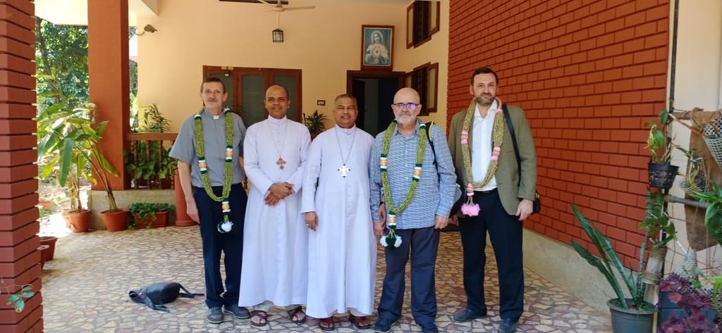 fsjd_Madrid's tweet photo. Gerardo Díaz, director de la #FSJD, el Hno Amador Fernández, Superior Provincial de la #OHSJD de Castilla, y el Hno Jose Mª Viadero, Superior del #HospitalSanRafael, están visitando distintos puntos de la #India abriendo vías de #cooperación en formación 🇮🇳 https://t.co/byMPvdPkDN