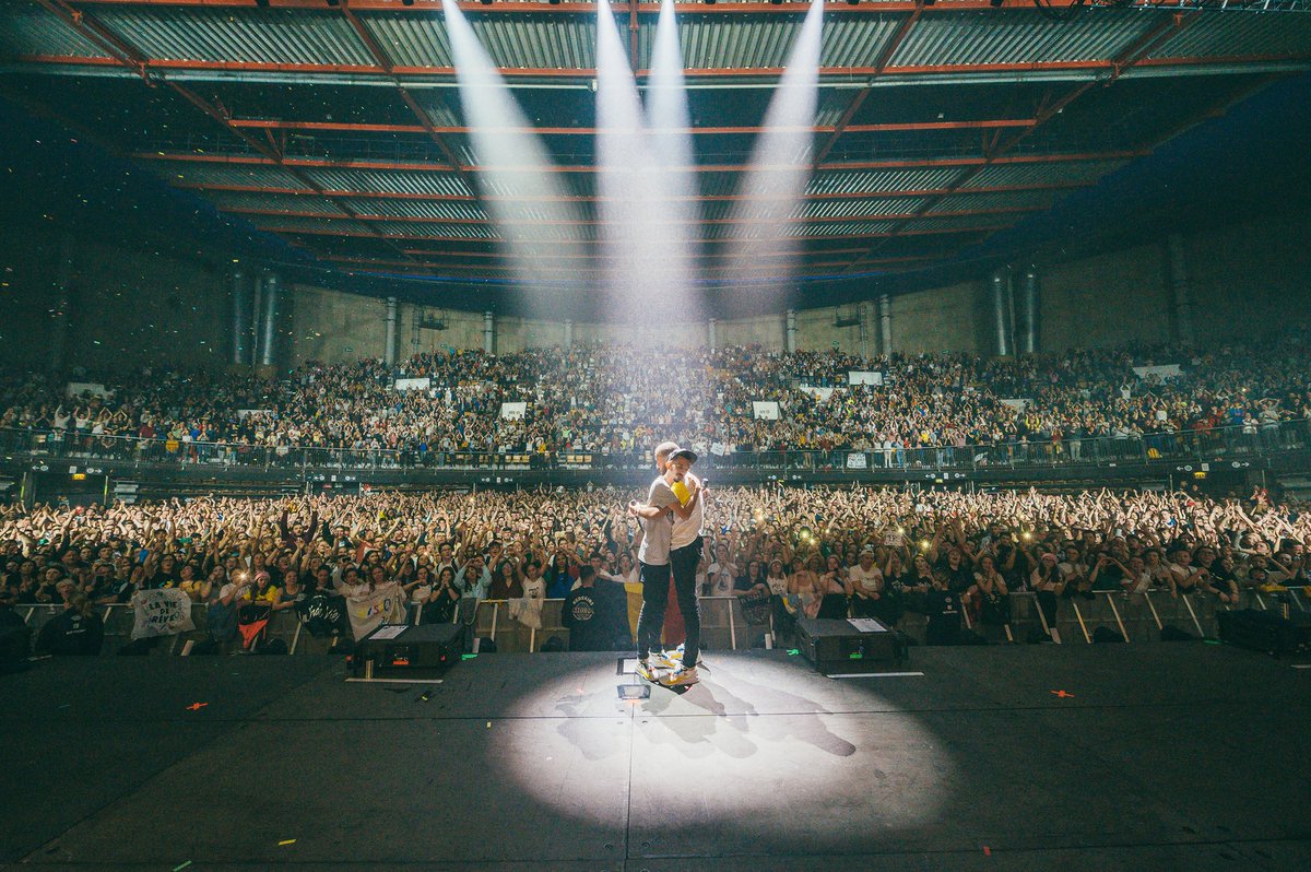 bigfloetoli's tweet photo. Merci infiniment Lille 🌟 pour cette dernière de la tournée hier soir 🤯
On est pas encore sur d’être redescendu de scène, beaucoup d’émotion pour tous 🙏🏽
(Dernière étape le concert solidaire pour le @secourspop chez nous!) https://t.co/dyj3XTee5I