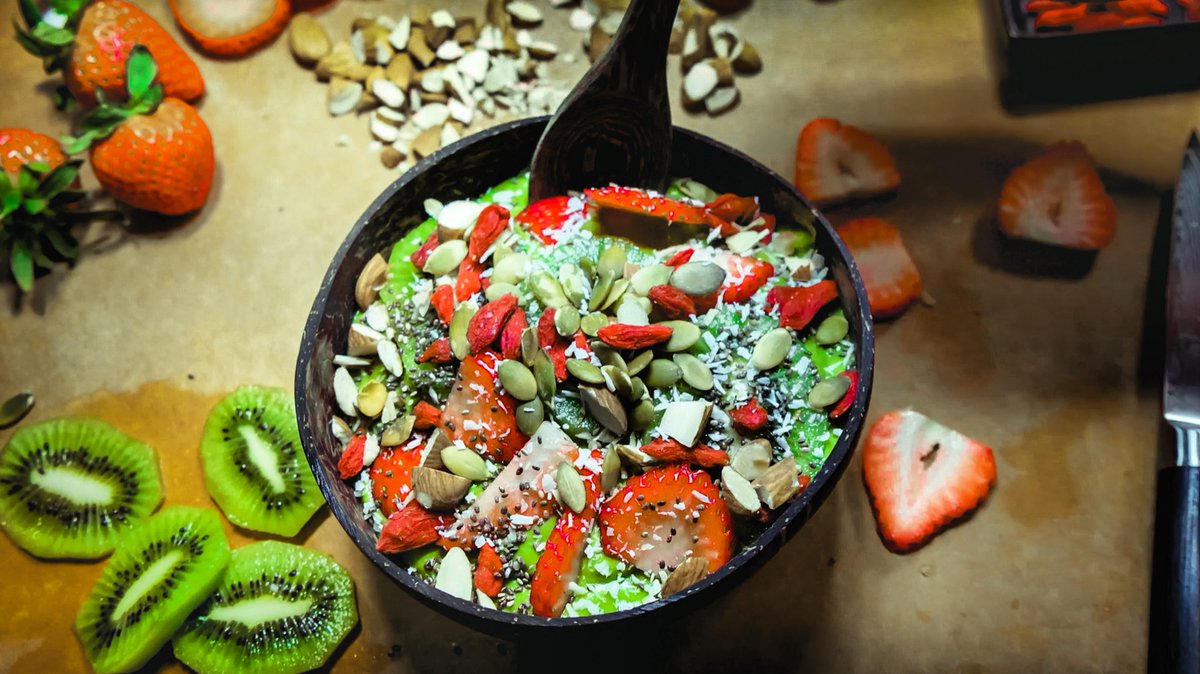 NutritionNEOGEN's tweet photo. Learn how to make this 𝐓𝐫𝐨𝐩𝐢𝐜𝐚𝐥 𝐆𝐫𝐞𝐞𝐧𝐬 𝐒𝐦𝐨𝐨𝐭𝐡𝐢𝐞 𝐁𝐨𝐰𝐥. Start your day with this quick, easy, and tasty recipe packed with nutrients and antioxidants to fuel your body and promote optimal health. 

https://t.co/XdGhlVdPkz https://t.co/SVmc9wDbLV