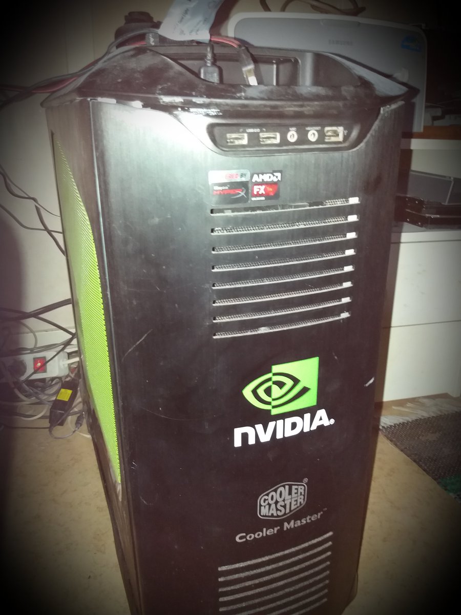 hoffa_the_fox's tweet photo. I just want to share a picture of my tower case, that has been used daily since I bought it in 2009, and one of the best designs I've owned or worked with. 

(@nvidia @CoolerMaster) https://t.co/kLxGTXXtEU
