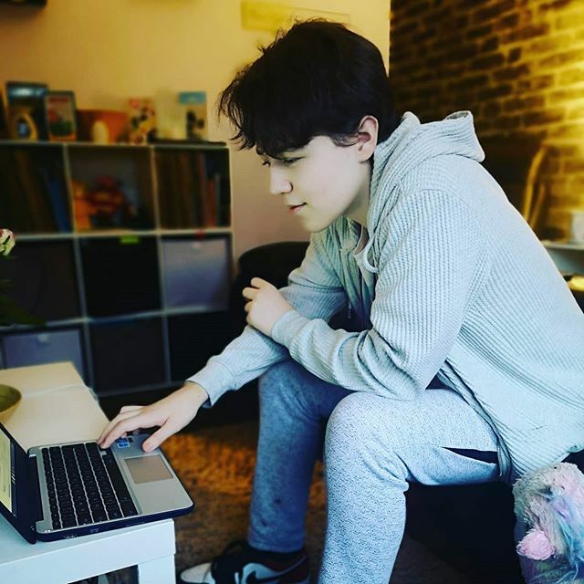 JustJoHen's tweet photo. Right of passage.

This is my middle boy (@rjhennerz) applying for his provisional driving licence.

Not sure I'm ready for this 🙈

#growingup
#firstlicence https://t.co/B0orx3QZkg https://t.co/KHYr2KYIRR
