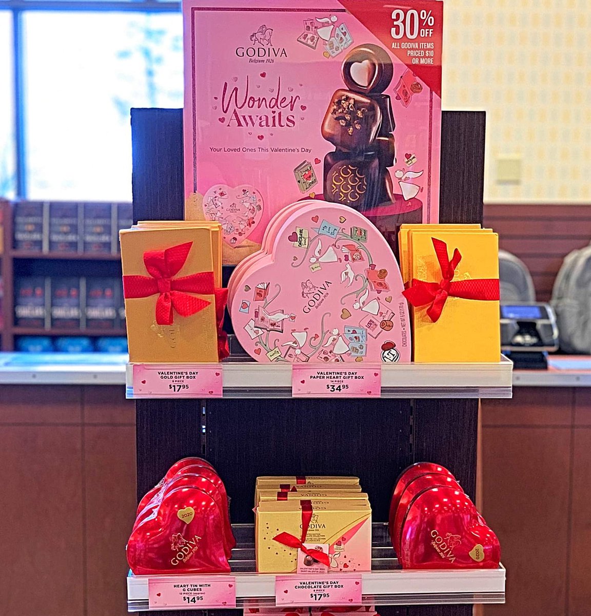 BNManchesterNH's tweet image. Pick up a little something sweet for your sweetheart. Godiva 30% off items over $10! #godiva #candysale #bncafe #chocolate #valentine