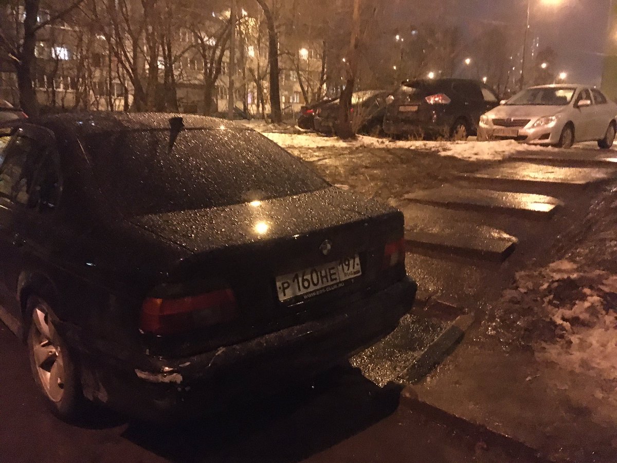 Прошу <a href="/GIBDD_DPSRF/">ГИБДД-ДПС.РФ</a> и <a href="/Genproc/">ГП РФ</a> разъяснить, является ли такая парковка нарушением ПДД?И что делать пешеходам, в т.ч. мамам с колясками, которым не пройти? Место: проход жителей #8мкрОдинцово к станции #Одинцово #МЦД и #аэроэкспресс в #Шереметьево, МО, Одинцово,ул.Союзная д.6 и д.4