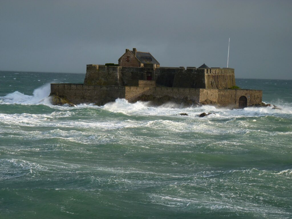 ThibaultVDC's tweet photo. Une mer déchaînée autour de ce vaisseau de pierres qui fête ses 330 ans cette année ! #FortNational @SaintMaloAgglo https://t.co/hHgd6Os3mb