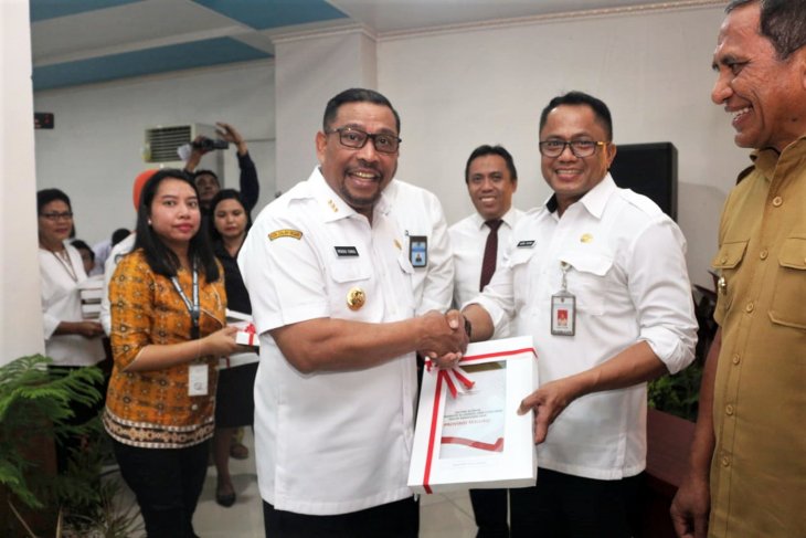 Harianternate's tweet photo. https://t.co/yEYCeBs3jD - Gubernur Maluku Murad Ismail atas nama Presiden Joko Widodo melantik Kasrul Selang sebagai Sekretaris Daerah (Sekda) definitif, di Ambon, Senin.  #gubernur #kotaambon #maluku https://t.co/LRPT9S4PNT https://t.co/HIin5WSK4j