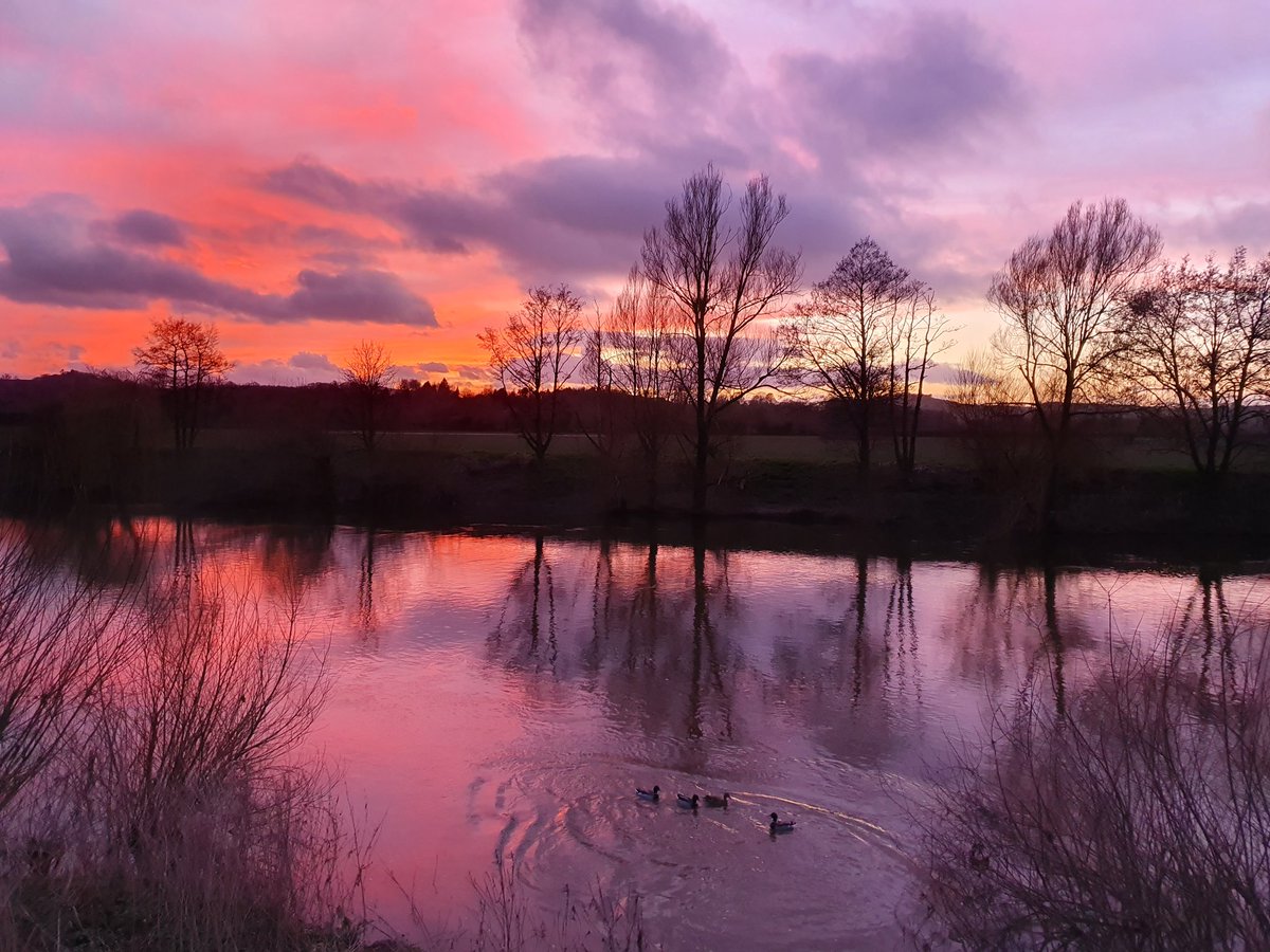 What a beautiful sunset over the River Wye tonight <a href="/EatSleepLiveHfd/">Eat Sleep Live Herefordshire</a> #Herefordshire