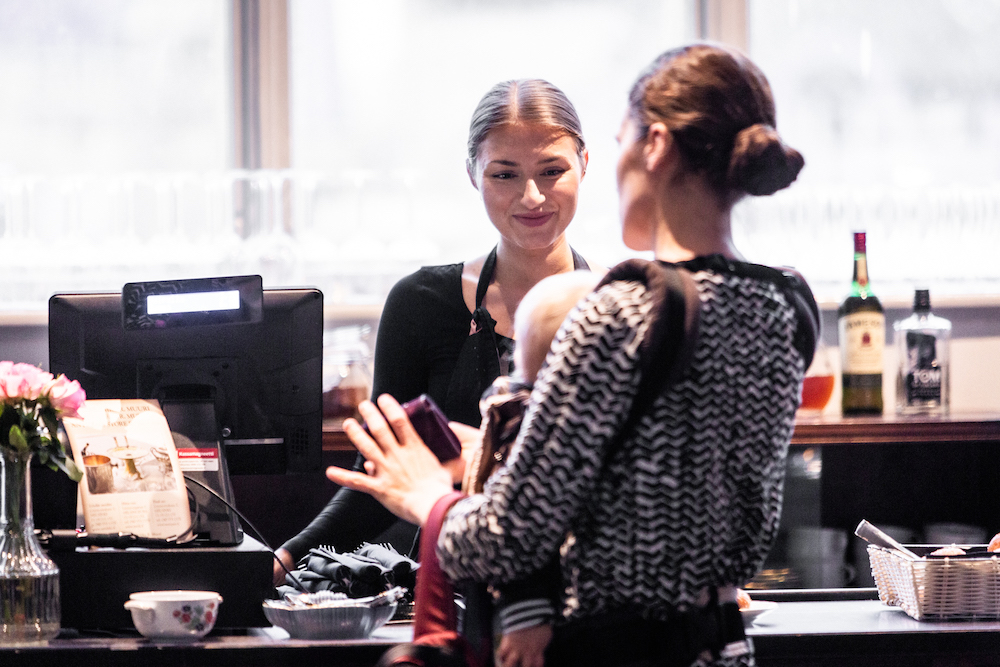 Äiti ja lapsi Ateneumin kahvilassa. Kuva: Ville Malja