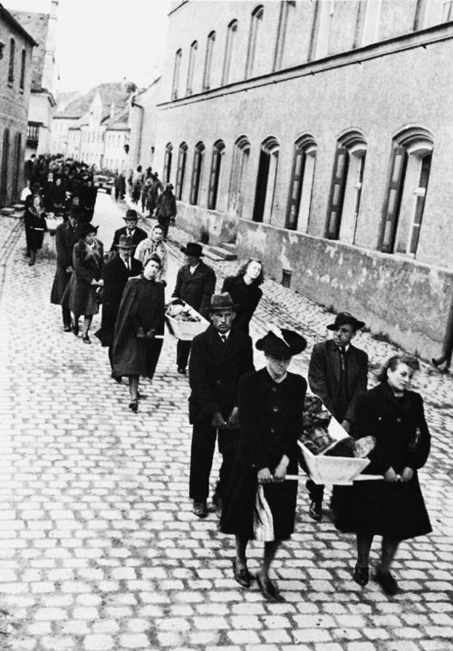 Немцы несут гробы с останками узников концлагеря Wöbbelin, май 1945 г.