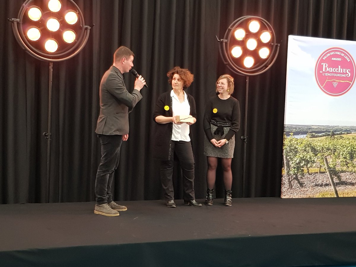 Pierre-Antoine Giovannoni, Président des <a href="/FRVILOIRE/">Vignerons Indépendants des Pays de la Loire</a> remet le bacchus de l'œnotourisme, catégorie "valorisation de l'environnement", au <a href="/BoisMoze/">Domaine de Bois Mozé</a> 👍 Félicitations ! #SVL20