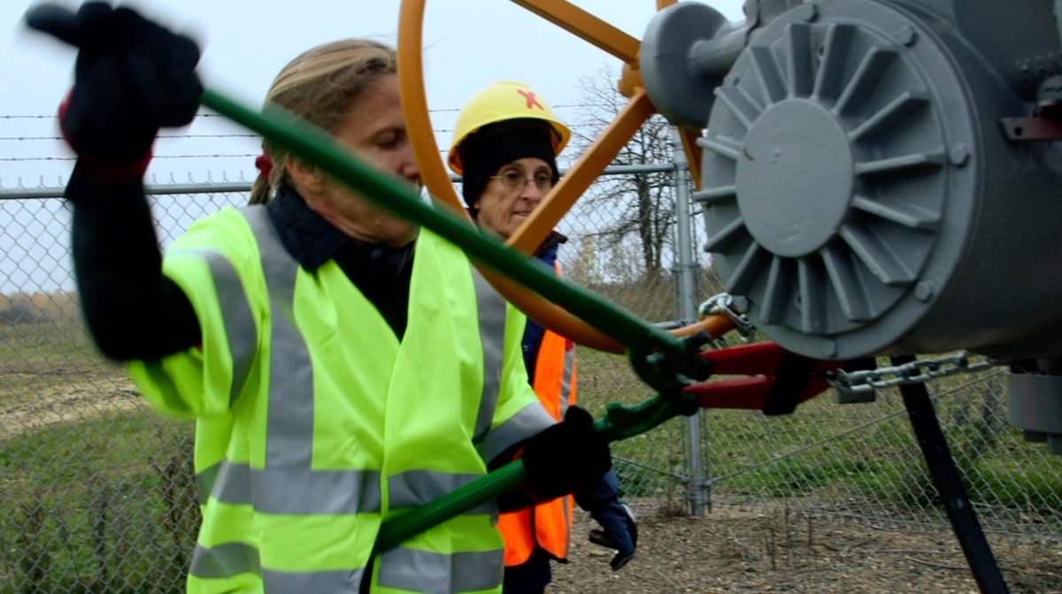climate_film's tweet image. In "Valve Turners," directed by Steve Liptay, a team of climate activists shuts down pipelines carrying oil sands in one of the biggest coordinated moves on energy infrastructure in the American history. This is what #ClimateAction looks like.