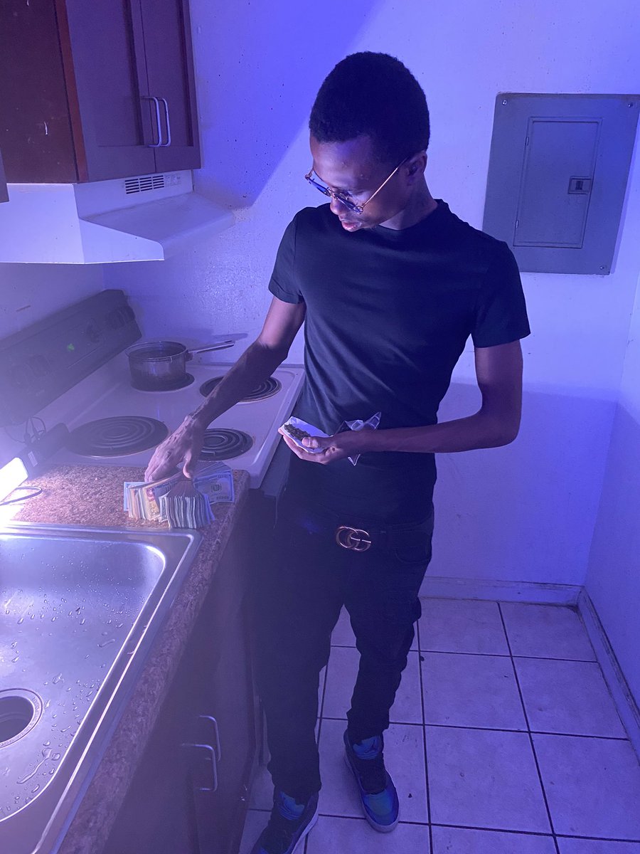 lilbro_yp's tweet photo. - Heard You Getting Money 💰How It Feel Nigga 😎❄️ ?
#YoungestPlug😈#YoungGenerals🖤🐍 https://t.co/vptIHBZi3P