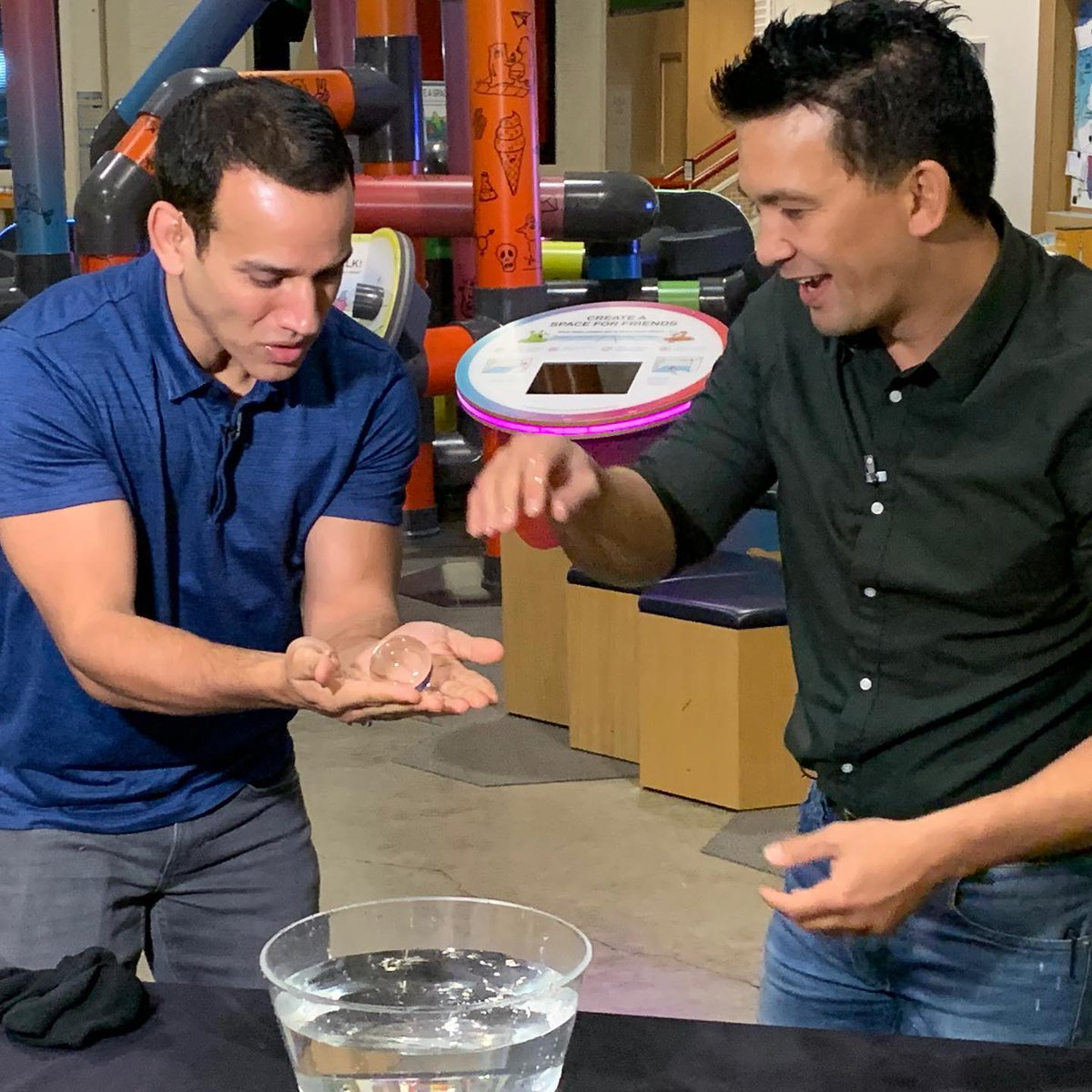 fox12oregon's tweet image. The magic of science or the science of magic? In #ImpossibleScience at @OMSI, @jasonlatimer takes the stage with his mind-bending illusions, like shaping water, then shows how they're done! @JoeVFox12 got to see him in action for today's #OnTheGoWithJoe: kptv.tv/2Ul8hlW