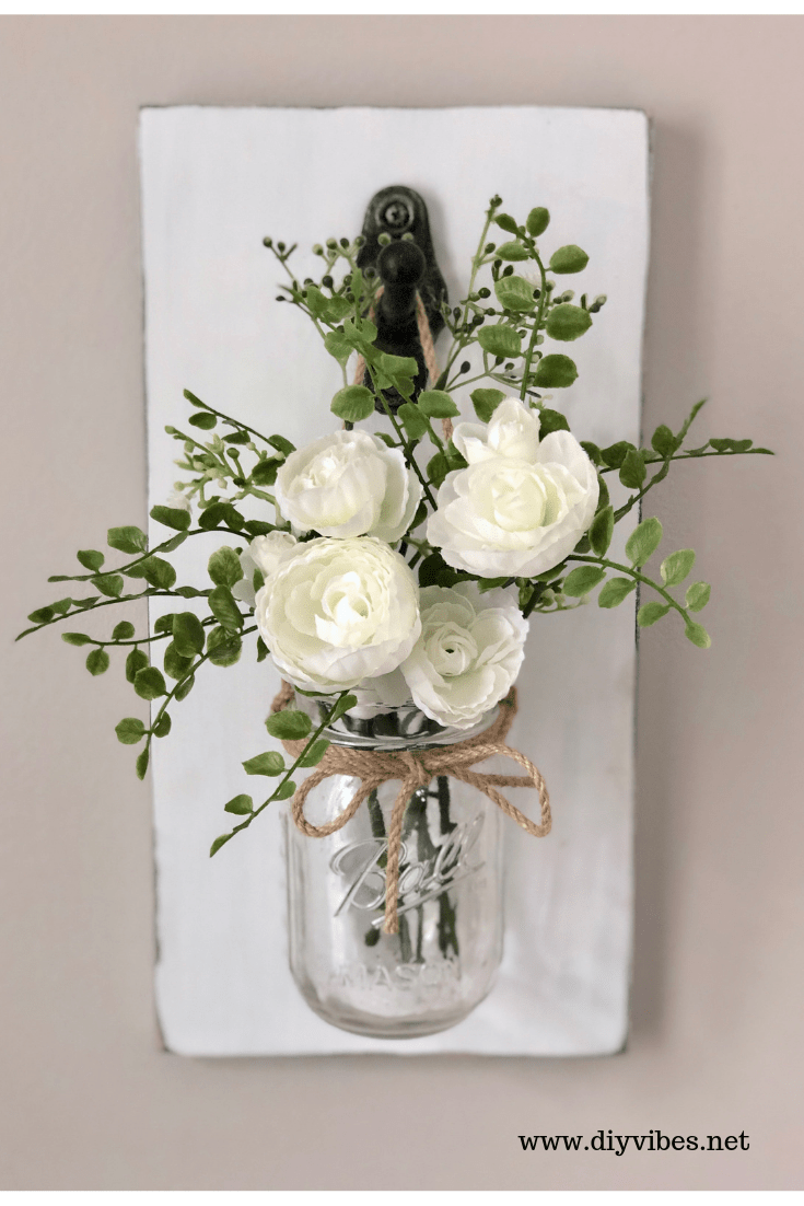 Spring is right around the corner - Its time to update our decorations to a more Spring feeling! Look at these DIY Mason jar wall decors! Here is your howto: diyvibes.net/diy-mason-jar-…