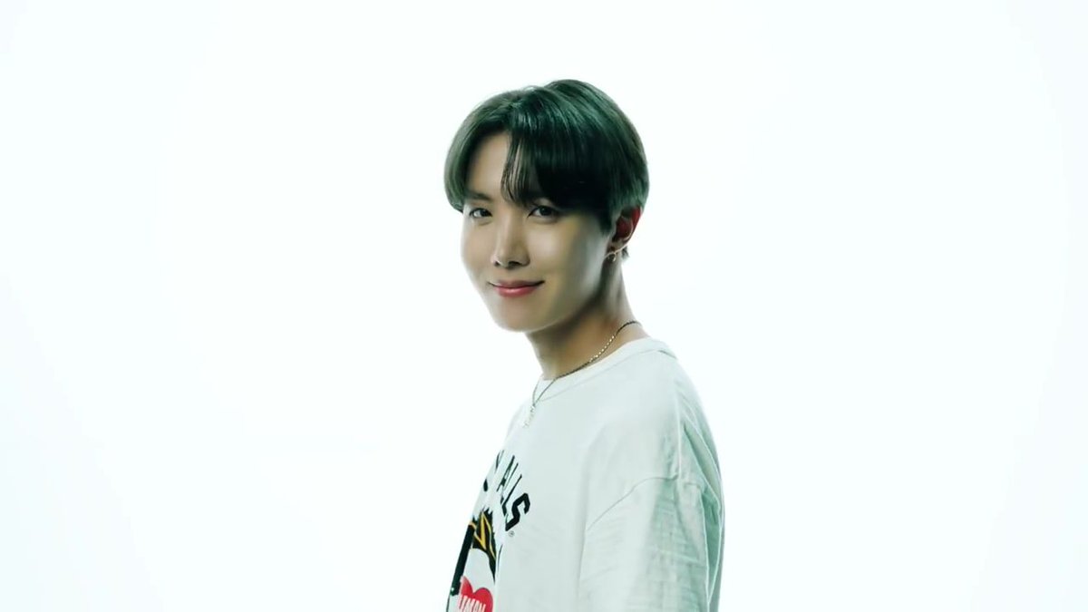 Jinwhiteprince's tweet photo. Jung Haseok sen gerçek misin? Önce duygusal bi komaya sokarsın insanı daha sonra izlemeye doyamaz hale getirirsin💜💙💜💙💜
#EgobyHoseok 
#EgoCombackTrailer 
#EgoIsComing 
@BTS_twt https://t.co/ycP1WIxBis