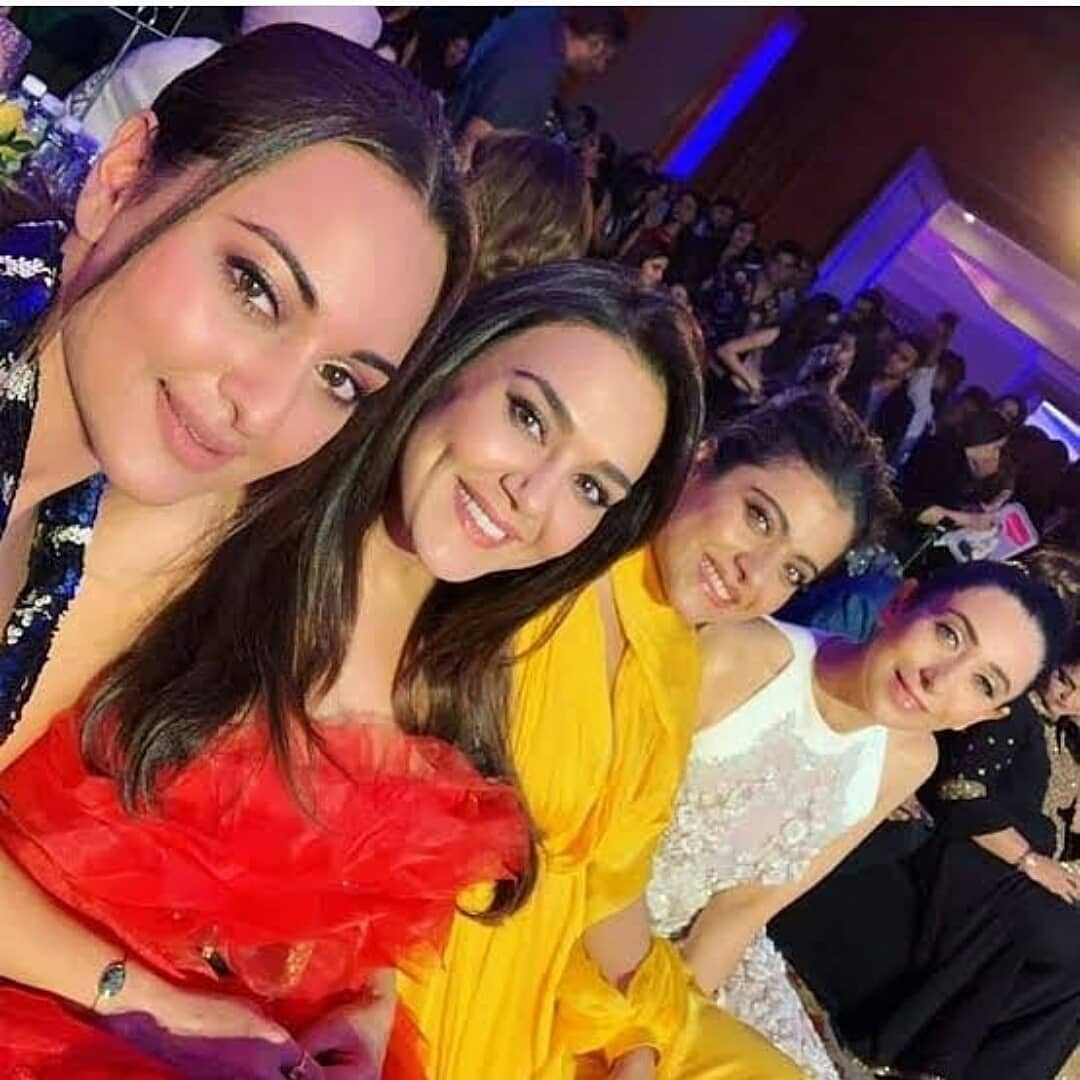 Throwback to the time when #SonakshiSinha #PreityZinta #Kajol and #KarismaKapoor came together for a selfie.😻😻😻
#Selfie #SelfieGameStrong #Iconic #Divas #Bollywood #ThrowBack #ThrowBackPicture #GlamourAndStyleAwards #Filmfare #CanadaIndians #BollywoodAmerica #CanadaBollywood