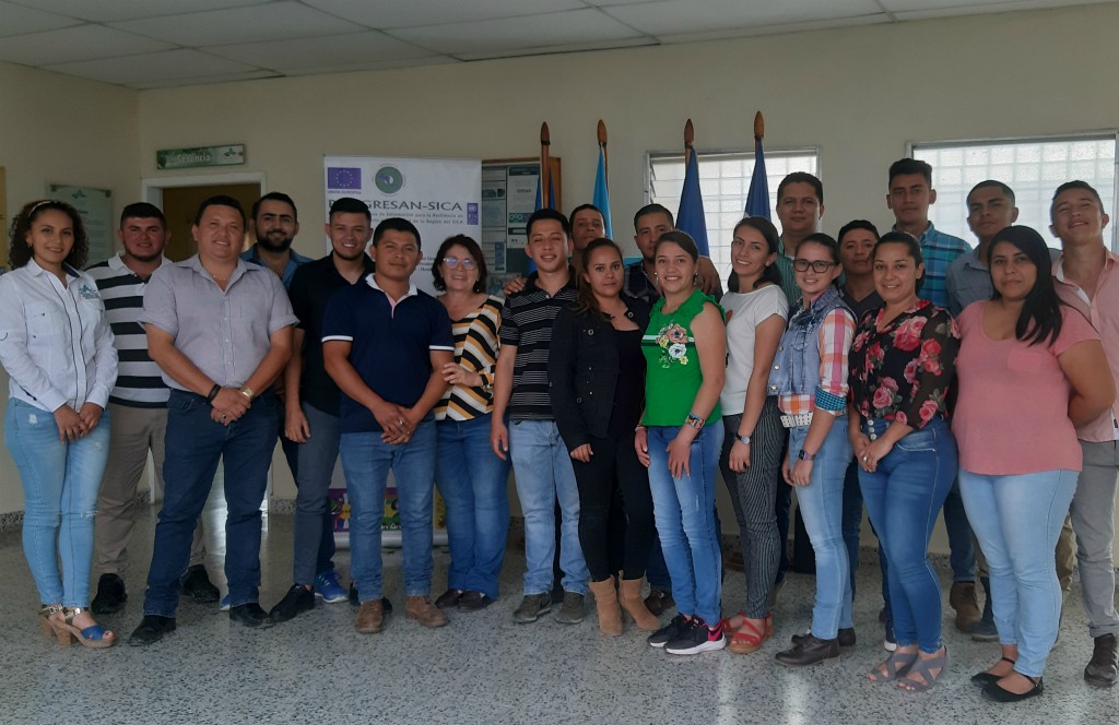 PROGRESANSICA's tweet photo. Técnicos de la región Trinacional 🇸🇻🇬🇹🇭🇳 fortalecen sus conocimientos en #SAN  #SeguridadAlimentariaNutricional #Resiliencia #RegiónDeOportunidades #VivirLaIntegración #SomosSICA #UEenCentroamérica 
📰➡️ https://t.co/dfHFWhRpRl https://t.co/sSf9CIlVwZ