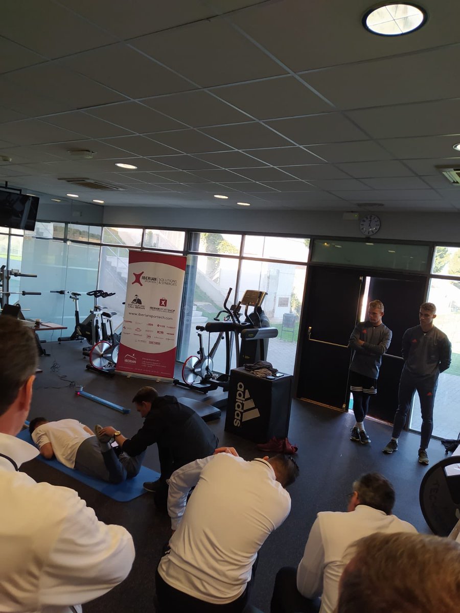 IberianSportech's tweet photo. El curso de entrenadores de porteros de la @rfef está siendo todo un éxito 👏🏻

Los asistentes están trabajando nuevos métodos de entrenamiento con la tecnología y materiales que les hemos facilitado:

✅ Optogait.
✅ Versapulley.
✅ IVO Trainer.
✅ Accesorios @iberiansportech https://t.co/DRl4o100Oj