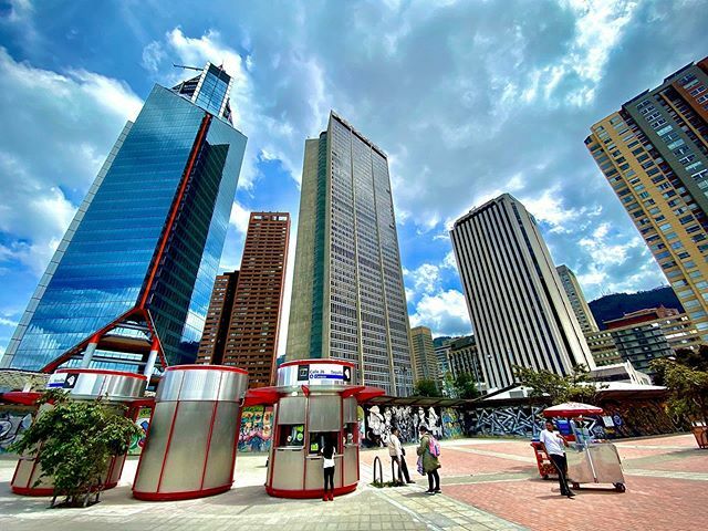 Edwin_Guzman's tweet photo. No siempre puedo sacar la cámara donde quiero pues hay temas de seguridad que prefiero evitar. El celular es un buen aliado para hacer algunas tomas rápidas y la serie de hoy lo demuestra
.
.
#bogota #letsguide #shotoniphone #11pro #ultrawidelens #localg… https://t.co/hstOyOG3kc https://t.co/6uKrtHsMee