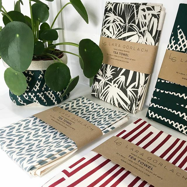 🔹Geometric Flourishes 🌿 .
.
.
.
#teatowels #printed #fabric #designs #kitchenlinen #dishcloth #dryingupinstyle #pattern #textiles #screenprinting #cotton #madeintheuk #britishdesigner #handmade #lifestyle #independentbrand #laragorlach instagram.com/p/B8HVCGYH8EG/