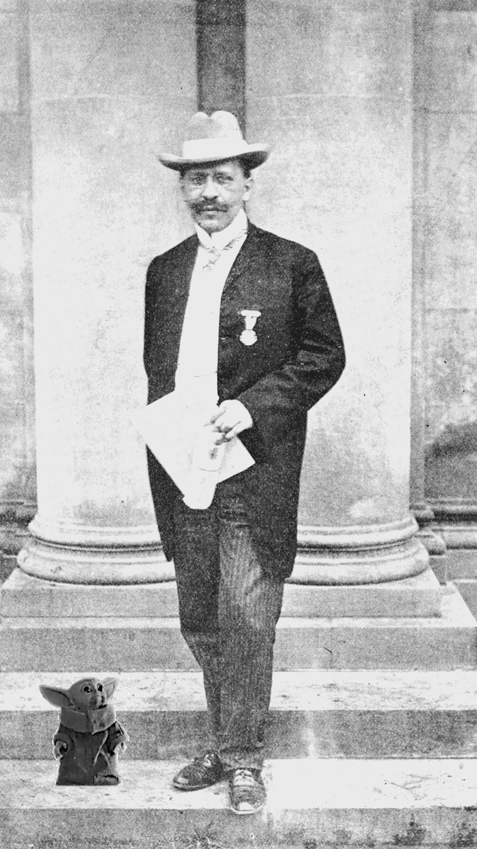 The Child (aka Baby Yoda) standing next to the venerable Hugo Munsterberg