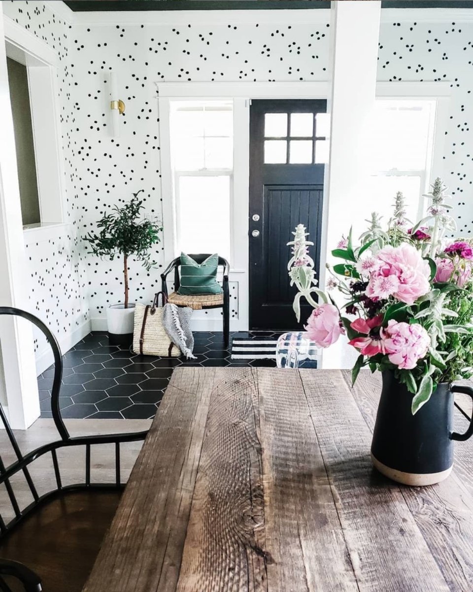 From the hexagon flooring to the polk-a-dot walls -- we love this design! <a href="/aprtmenttherapy/">apartmenttherapy</a> pic: via <a href="/craven_haven/">Allan williams</a> #GroganHomes