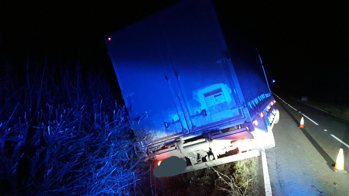 tvprp's tweet photo. Currently dealing with a single vehicle rtc on the A415 near Newbridge. Awaiting recovery. Expect delays #Rpoxon #P4245 https://t.co/zbZjSM0wDd