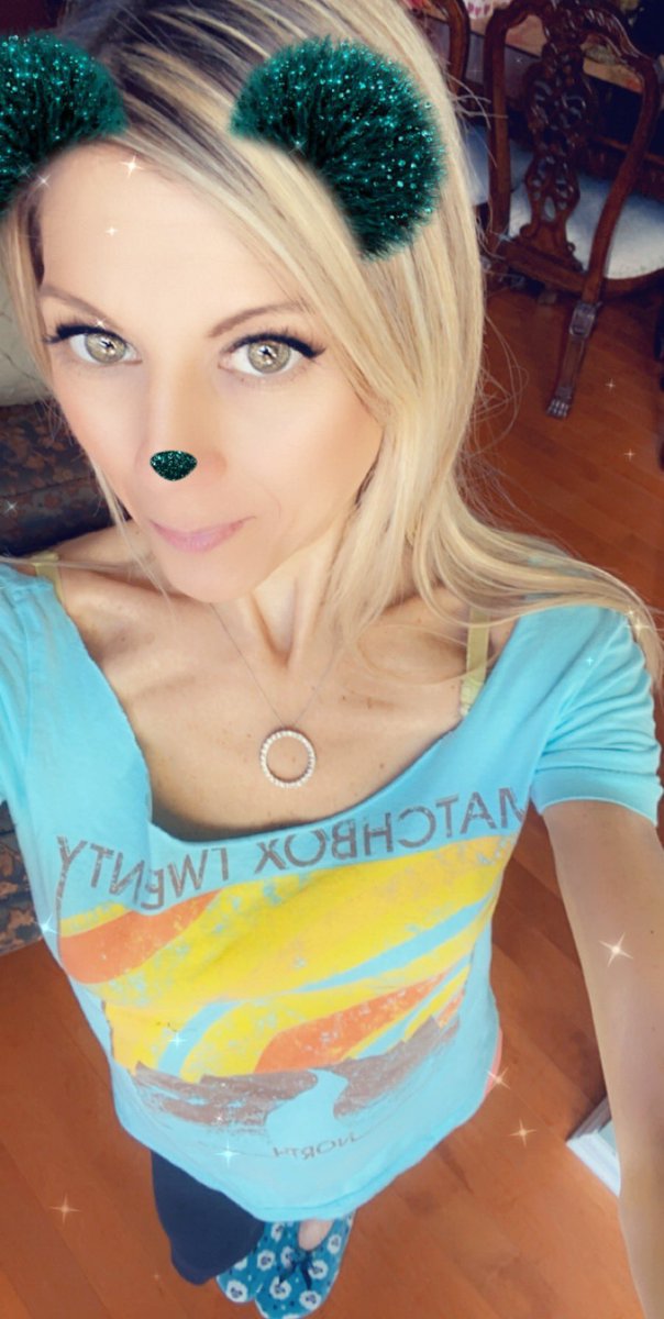 jerseygolden's tweet photo. @MatchboxTwenty Iβm actually wearing mine today π€©#snapchatstyle π€ππ§‘ I felt ur vibes π₯°β¨πΌππ§‘ donβt mind the slippers π₯° I canβt wait for #summerπΆπ΅ππ₯π€πΌπΉπΈπ #MB20in2020 π #missyouguys #myfavs π https://t.co/Ibtq0DBlWQ