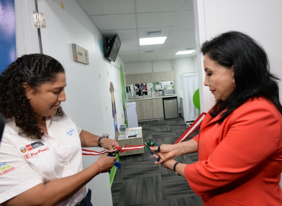 MimpPeru's tweet photo. ¡Fomentemos la lactancia materna y el vínculo de la mamá y el bebé! 👩👶💕 Hoy participamos del relanzamiento del Lactario Institucional de @MinamPeru. ¡Promovemos la implementación de lactarios para conciliar la vida familiar con la vida laboral! https://t.co/3F75xxYQep