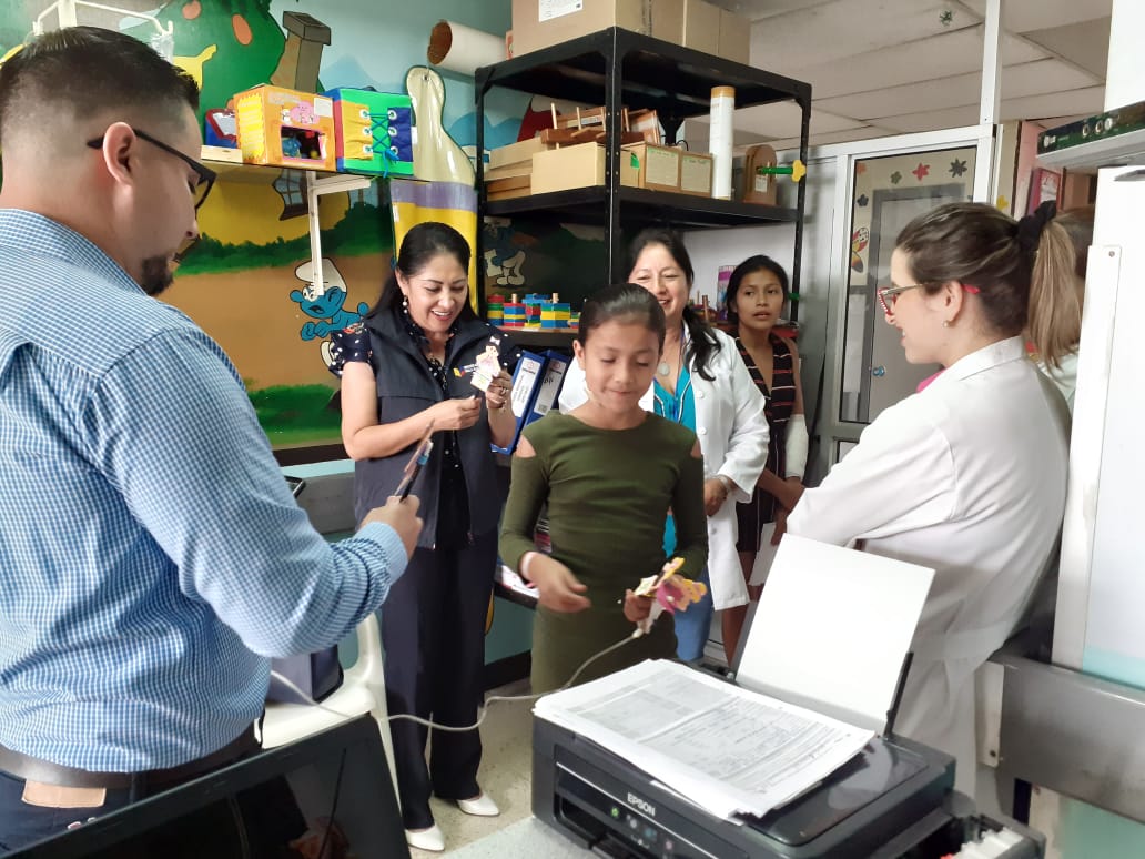 Margarita_0rtiz's tweet photo. #Pasaje|Visita al Hospital San Vicente de Paúl, junto a su director José Aquín y @nagua_maria docente de #AulasHospitalarias programa que garantiza la continuidad de aprendizajes a estudiantes en situación de hospitalización, tratamiento y/o reposo médico.
#DistritoEducativo07D01 https://t.co/MRxVbfUftL
