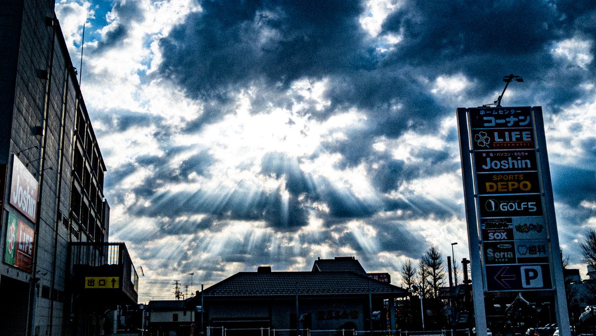 暗い雰囲気の，同じ構図の写真。