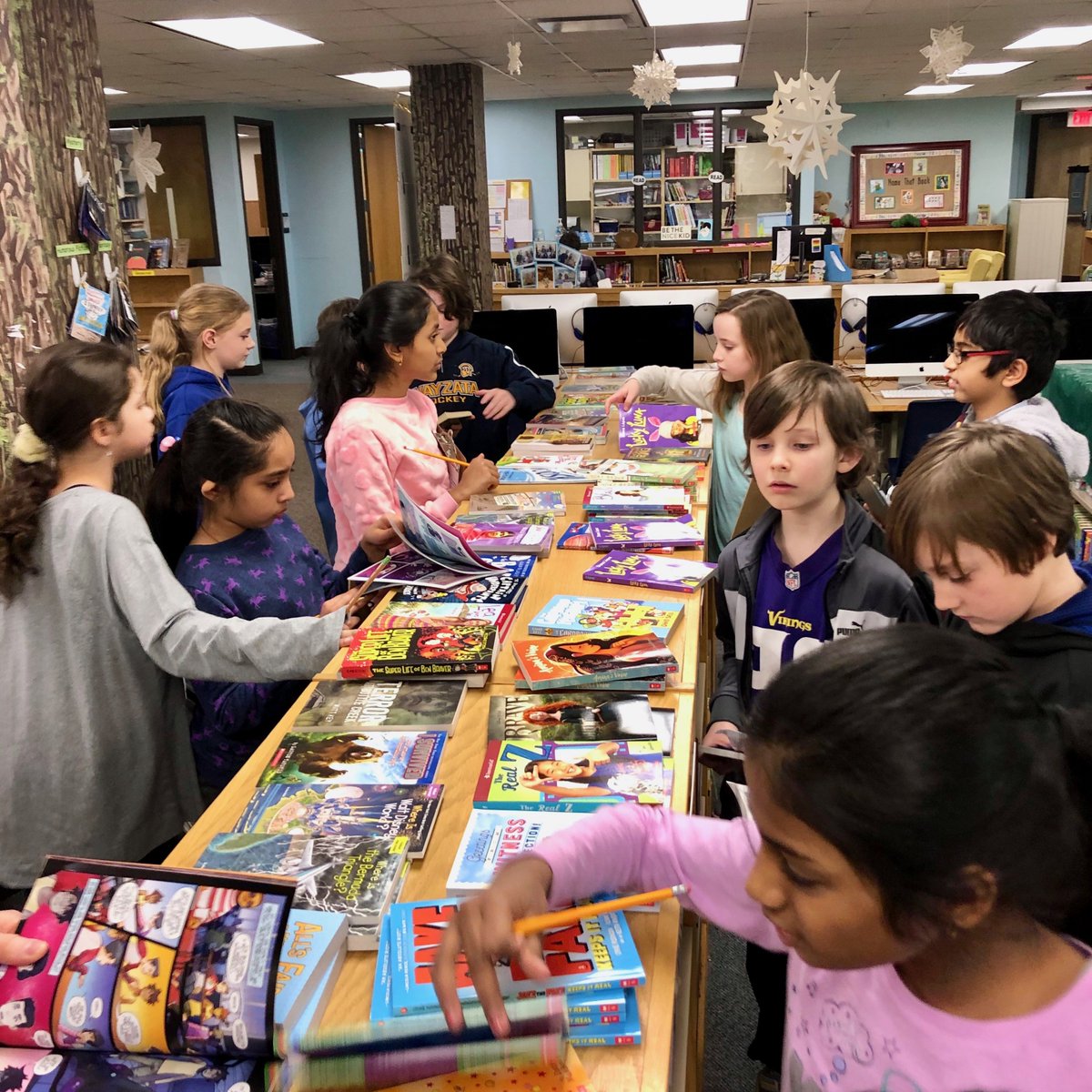 bvschulz4's tweet photo. One of our favorite weeks of the year - the BOOK FAIR!  Serious shopping as we choose books we can't wait to read.  Thank you, PTA!!! 📕📗📚😀 #community #BVROX https://t.co/olDlFd15Lu