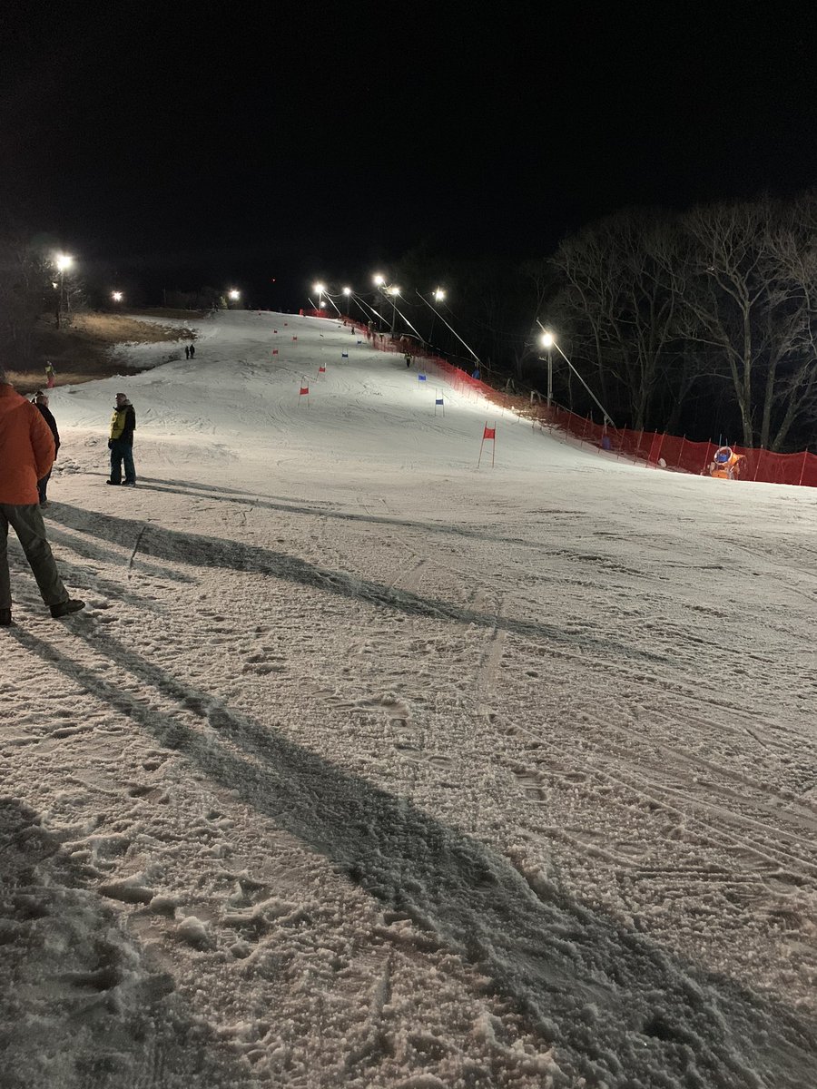 DSRaidersSports's tweet photo. Out here at alpine ski race 7 & 8. It’s a beautiful night temperature wise but the snow is slick! https://t.co/gtJLQ9vAxE