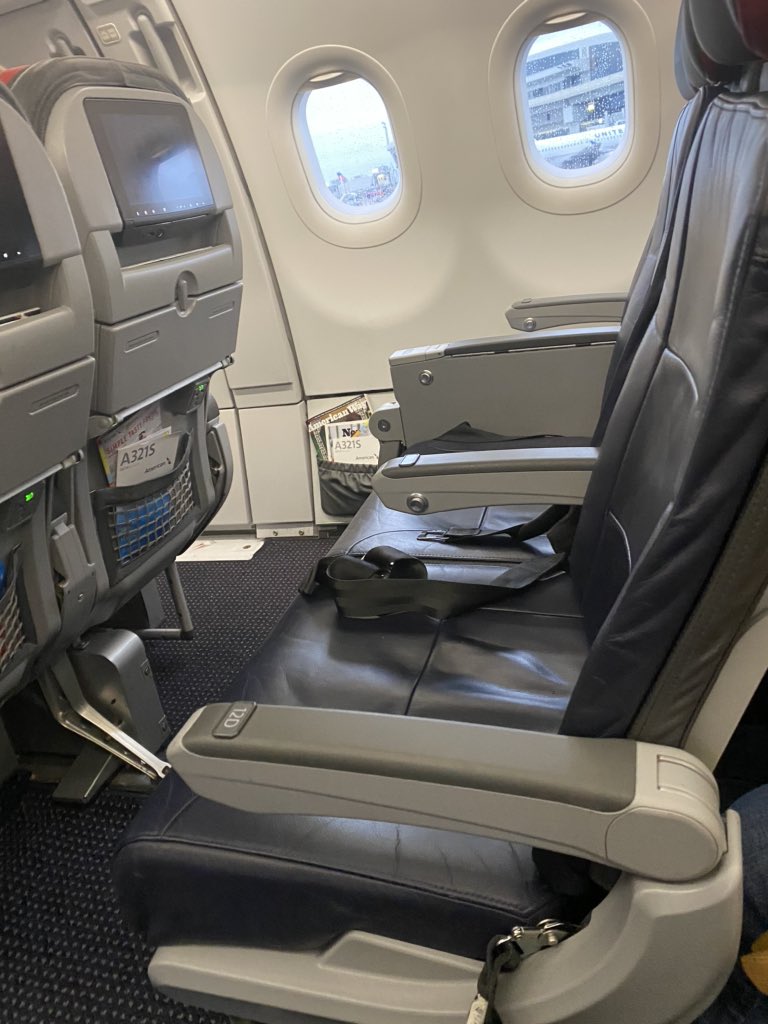krithikagm's tweet photo. @AmericanAir Beyond ridiculous. These seats were taken when I checked in so I couldn’t change my seats. It’s empty now. I asked if I can move but they won’t let me. I have executive pro. So what’s the point of having status..AA2318 https://t.co/n0npFxz6ya