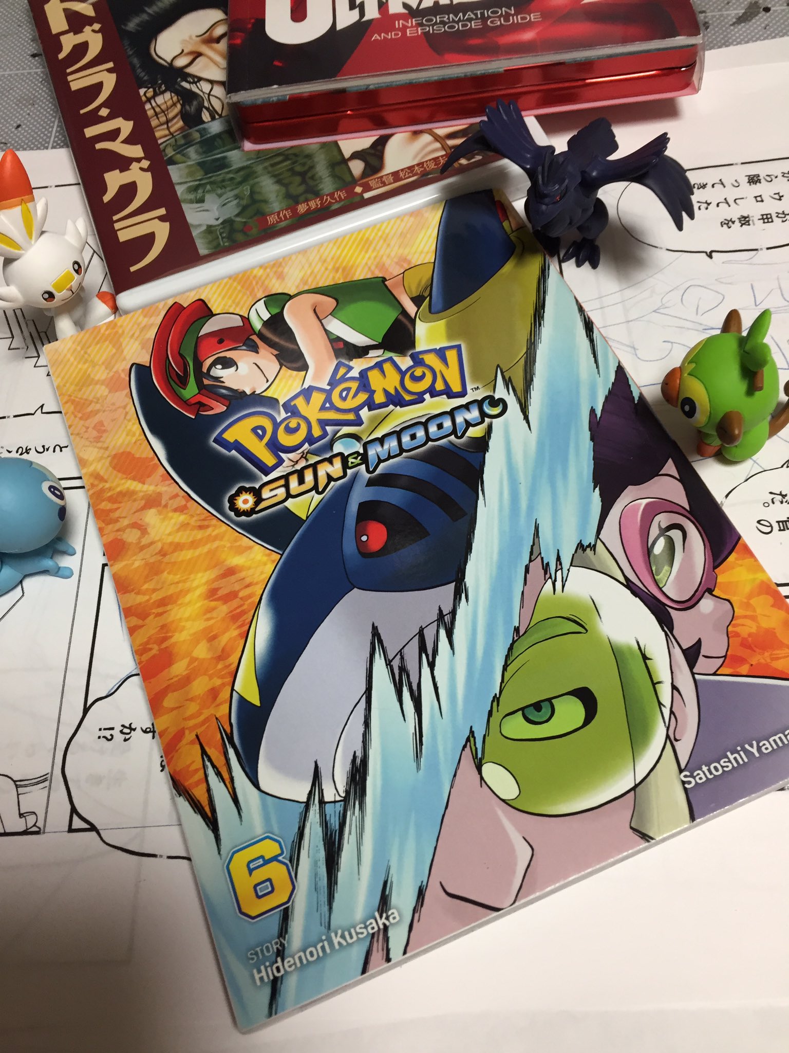 Twitter 上的 山本サトシ 北米ブックレット版ポケスペ サン ムーン ６巻 17 19話収録 の見本到着 僕にしては珍しい情報量の少ない扉絵がセレクトされカラー化されています ホントはサンとサメハダーと空と海だけにしたかったんだけど ザオボーとビッケをつい入れて