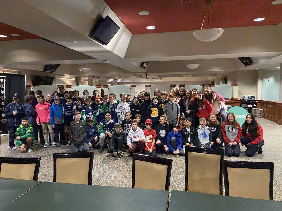 hockeycalgary's tweet photo. The gang is ready to Hang with the Hitmen ⁦@WHLHitmen⁩ ⁦@Subway_Alberta⁩ are sponsoring 4 teams that have gone above and beyond #roadtocities #hockeygivesback https://t.co/vBwLJPCyym