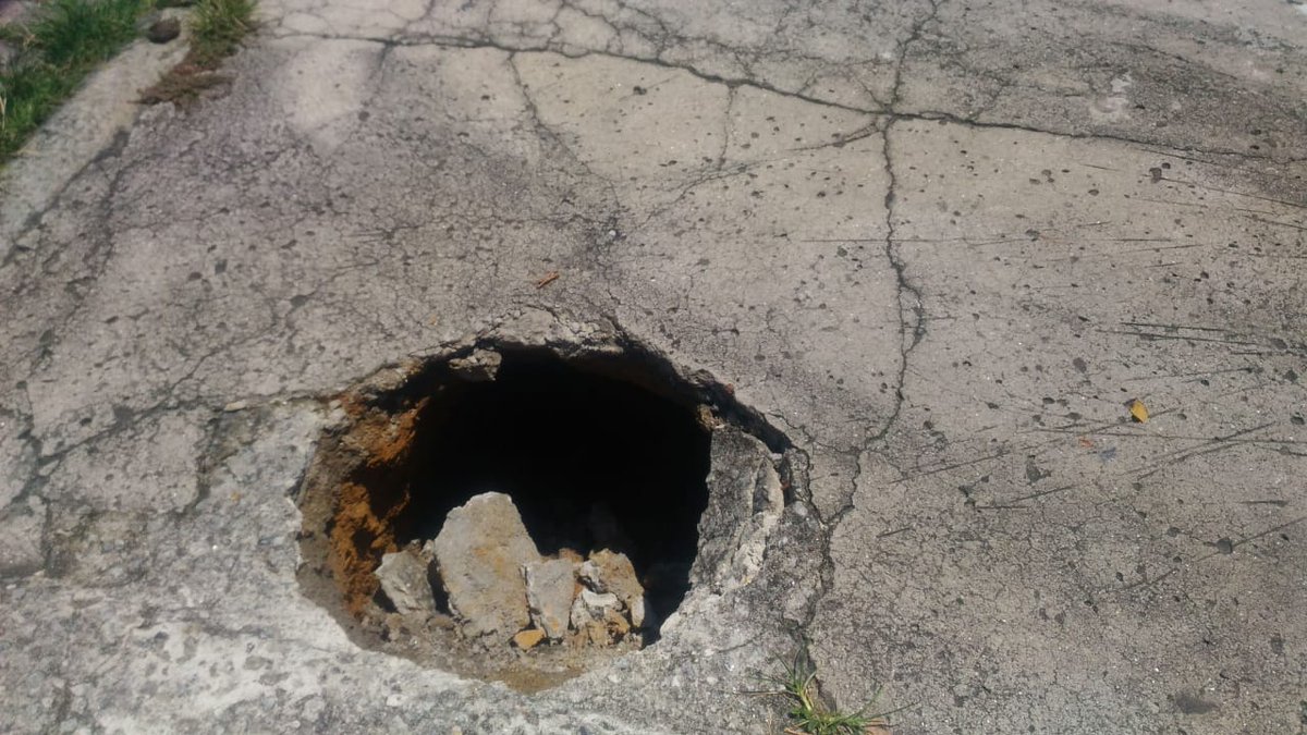 lutupi's tweet photo. Na madrugada de hoje devido a chuva, nossa calçada amanheceu com um buraco em frente a garagem. Estamos sem água, mas não observamos vazamentos no buraco. Está profundo, cabe uma pessoa dentro. Liguei para @prefeitura pediram para ligar para @CedaeRJ https://t.co/dHpnqjgGNw